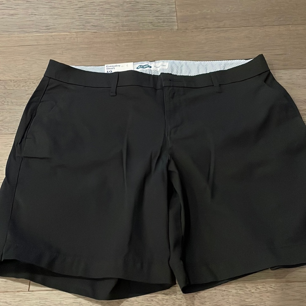 NWT Old Navy Everyday Short, 2 front side pockets and 2 back pockets
